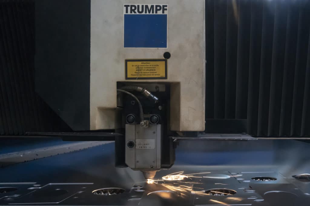 Zoom sur tête de laser Trumpf en pleine découpe